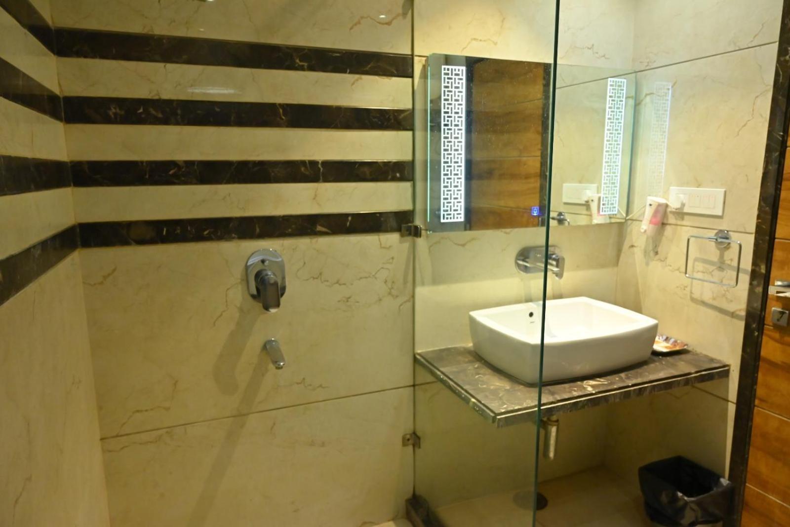 Hotel K D Palace Kanpur Exterior foto